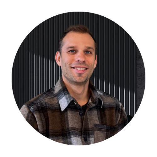 Photo de Thomas avec fond noir