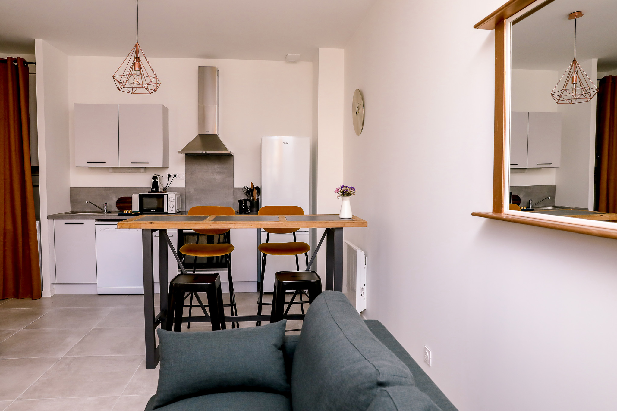 salon table à manger avec cuisine en fond